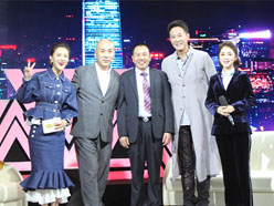 新望董事長(zhǎng)羅永輝與著名歌星劉尊老師、汪正正老師、郭津彤老師、主持人雅琪在北京電視臺(tái)錄制節(jié)目現(xiàn)場(chǎng)親切合影